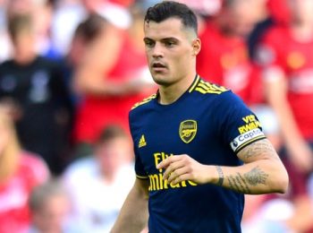 Gary Neville chê trách pha phạm lỗi của Granit Xhaka